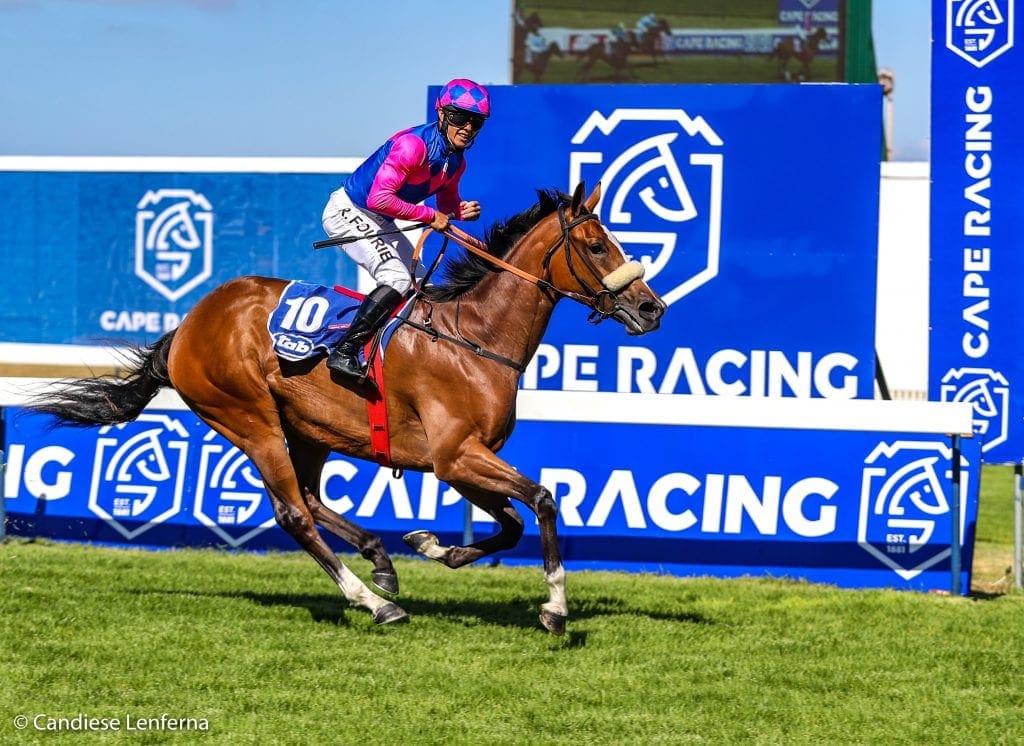 Captains Ransom gives owner Suzette Viljoen a double! Image: Candiese Lenferna